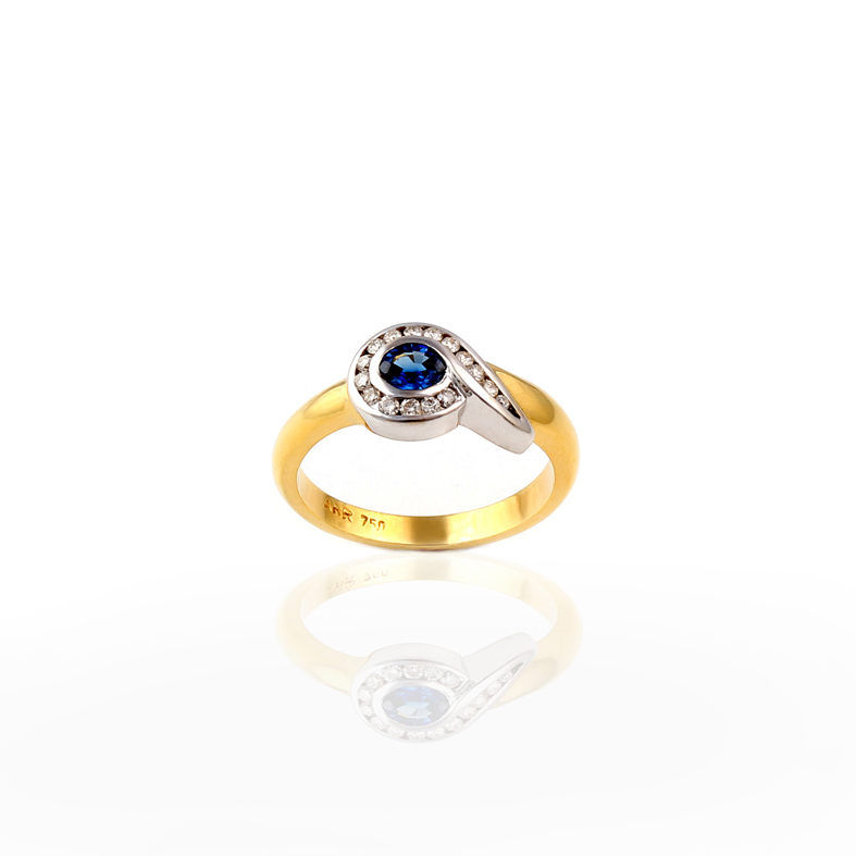 R004 Dvojfarebný prsteň s 0,24 karátovým zafírom a 0,24 karátovými diamantmi
