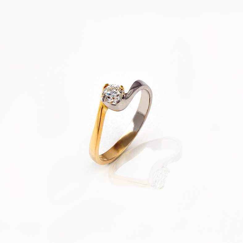 R011 Dvojfarebný prsteň s 0,23 karátovým diamantom