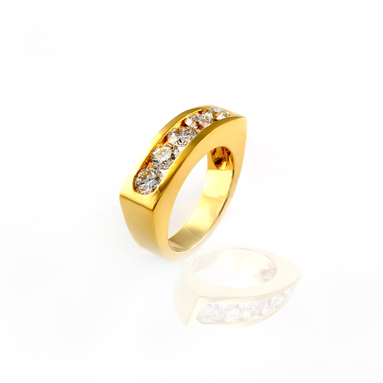 R012 Gult gull Ring med 2,10 ct diamanter