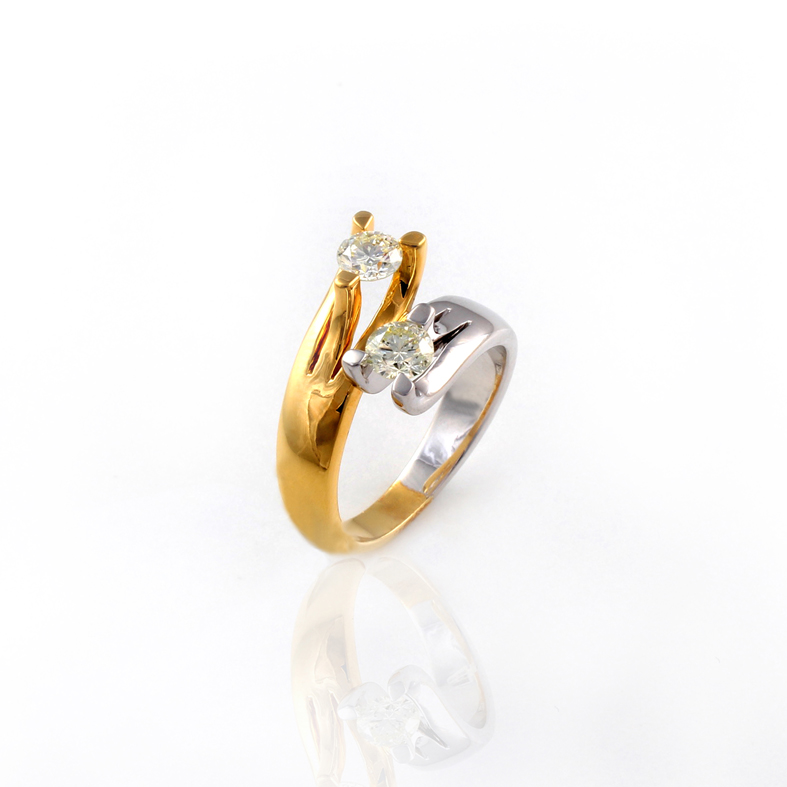 R016 Dvobojni prsten s dijamantima od 0,84 karata.