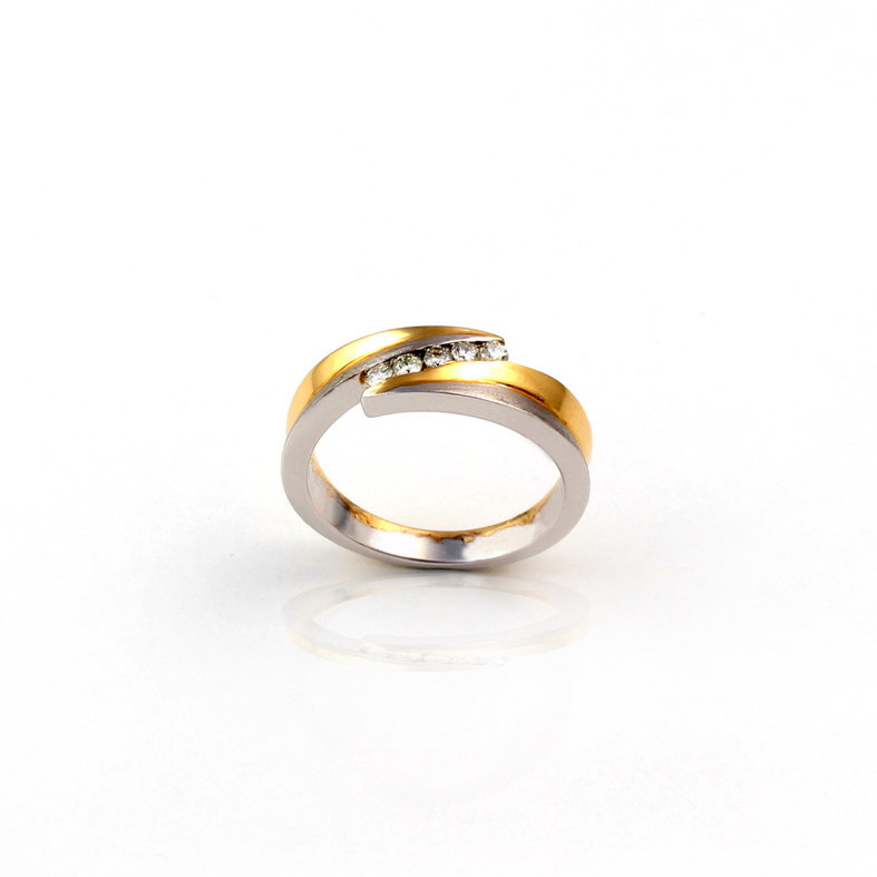 R077 Dvobojni prsten s dijamantima od 0,19 karata