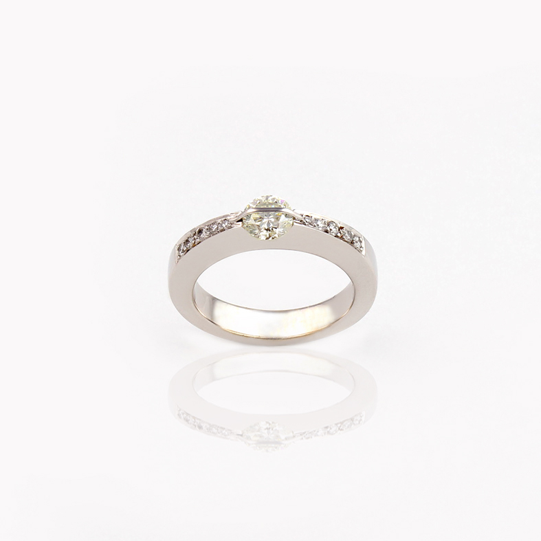 انگشتر طلای سفید R105 با الماس