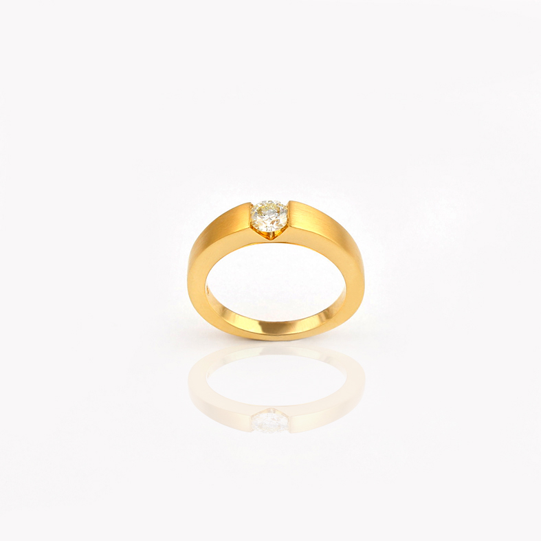 R118 Gul guld Solitare Ring med 0,48 ct diamant