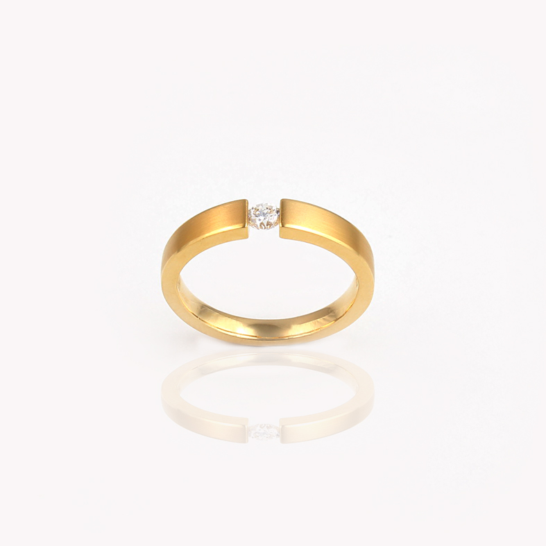 R133 gult gull Ring med 0,23 ct diamant