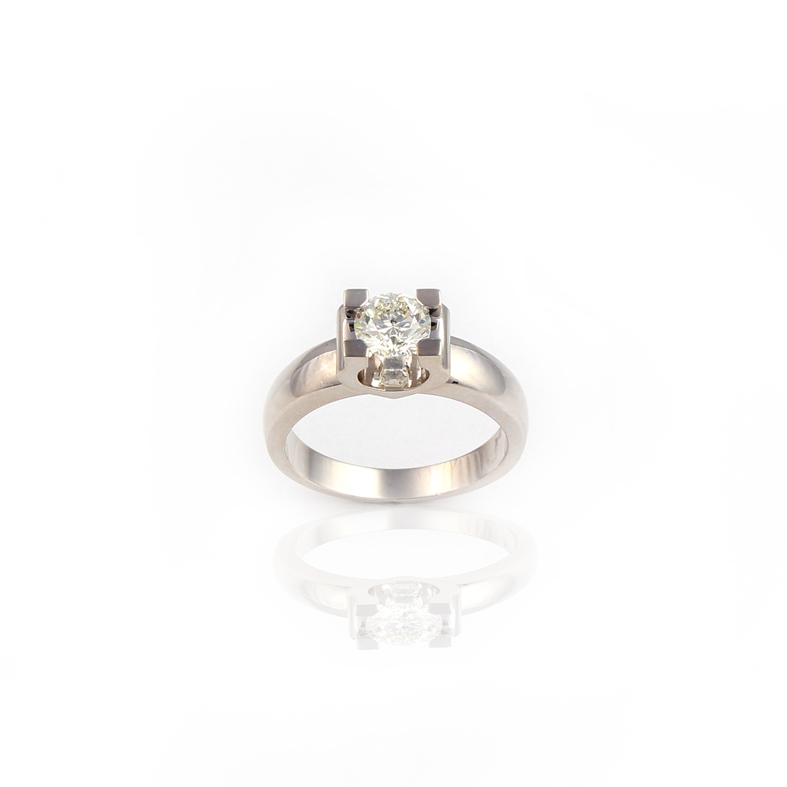 R144 hvitt gull Solitaire Ring med 0.71ct diamant
