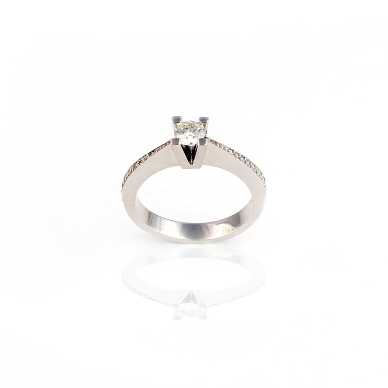 Solitare prsteň R150 z bieleho zlata s 0,70 karátovými diamantmi