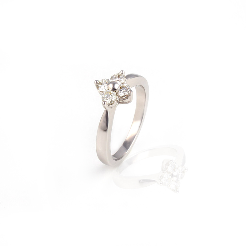 R151 hvitt gull Ring med 0.62ct diamanter