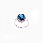 Prsten od bijelog zlata R415 s dijamantima od 0,35 karata i London Blue Topas.