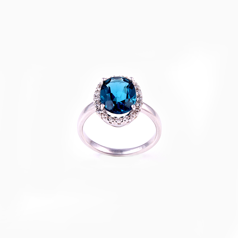 R415 hvitt gull ring med 0,35 ct diamanter og London blå Topas.