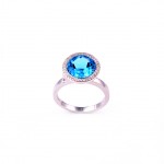 R417 hvitt gull Ring med 0,17 ct diamanter og blå Topas.