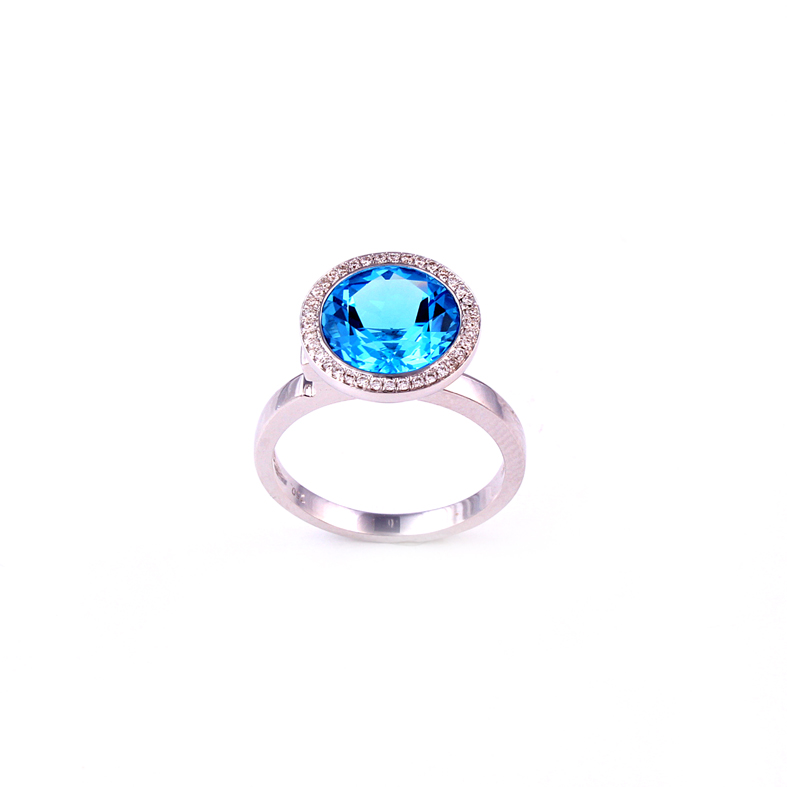 R417 Prsten z bílého zlata s 0,17ct diamanty a modrými topasy.