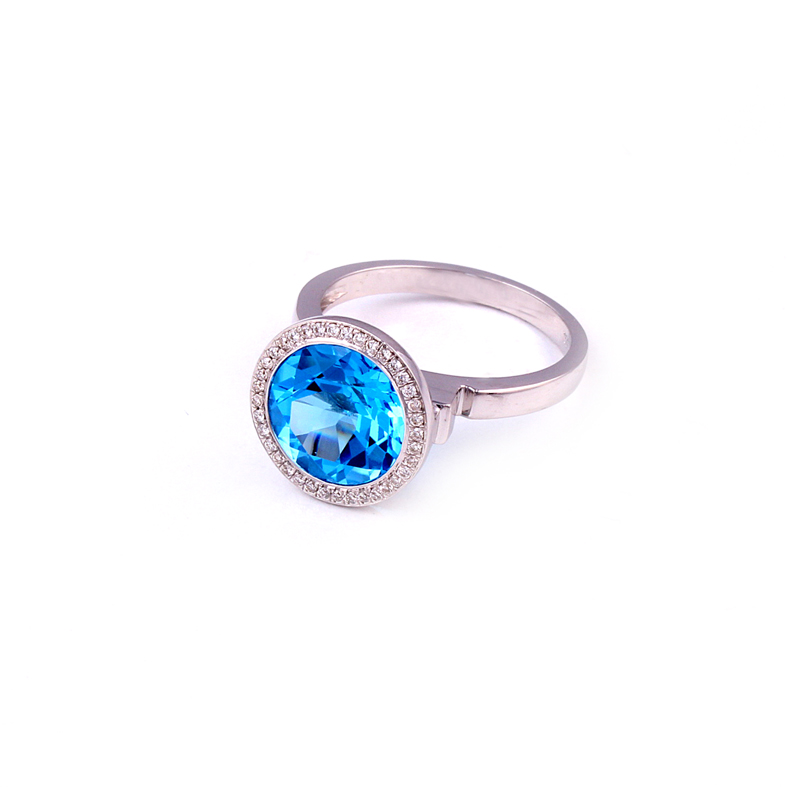 R417 fehérarany gyűrű 0,17 karátos gyémántokkal és kék topákkal.