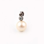 P003 Pendente in oro bianco con perla e diamante da 0,10 ct