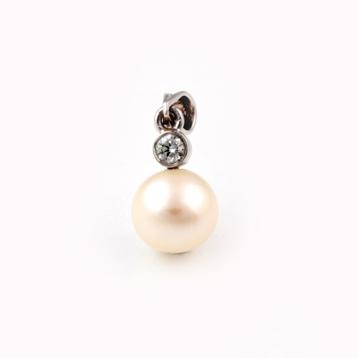 P003 Wisiorek z białego złota z perłą i diamentem 0,10 ct