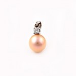P004 Pendente in oro bianco con perla e diamante da 0,10 ct