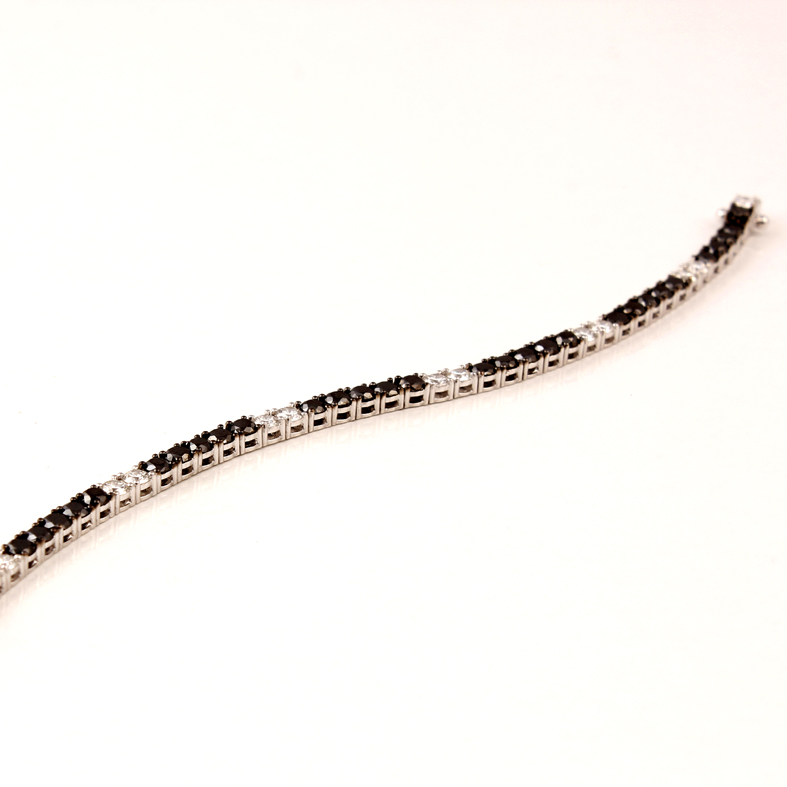 Blk 1975 White Gold Armband with 3.96ct Black and 1.24ct White Diamonds
