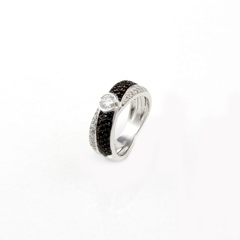 R003B hvid guld Ring med 0,60 ct sort og 0,70 ct hvide diamanter