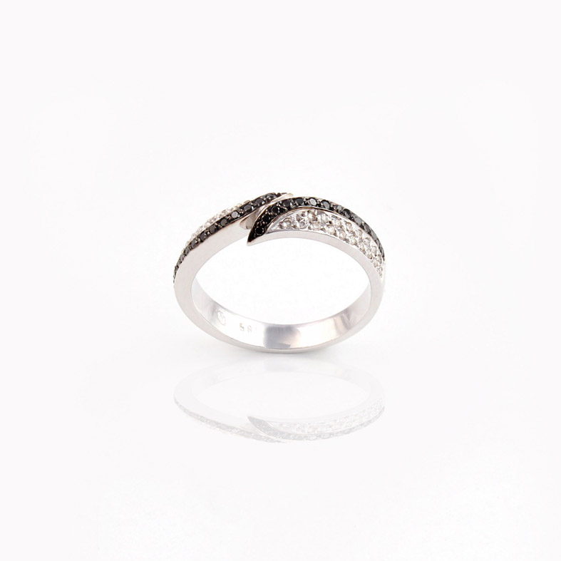 خاتم R014A من الذهب الأبيض مع 0.19 قيراط من الماس الأسود و 0.15 قيراط من الماس الأبيض