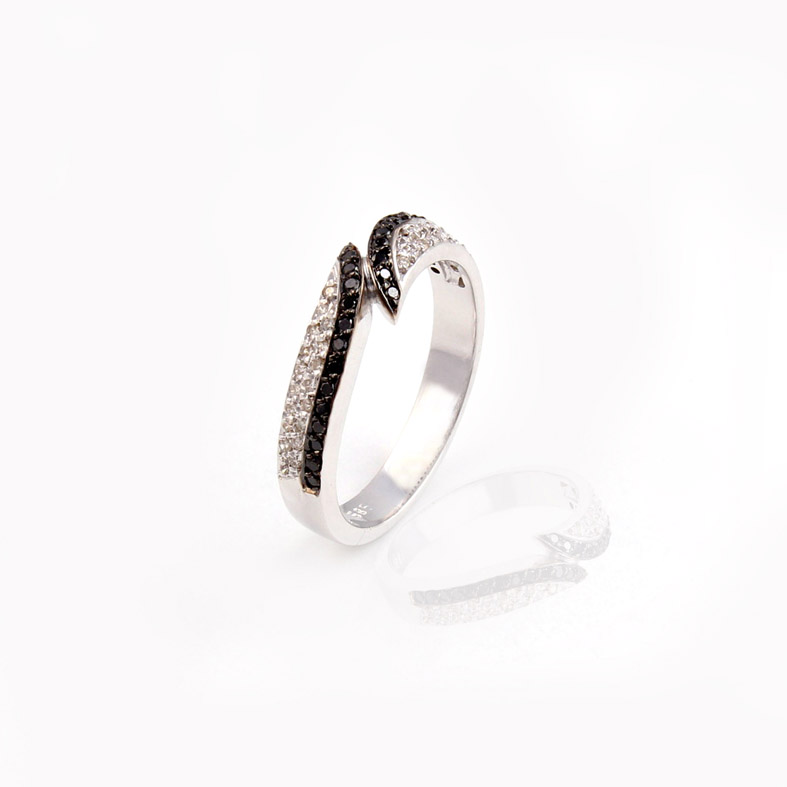 R014A Weissgold Ring mit 0,19 ct Black und White Diamonds 0,15 ct