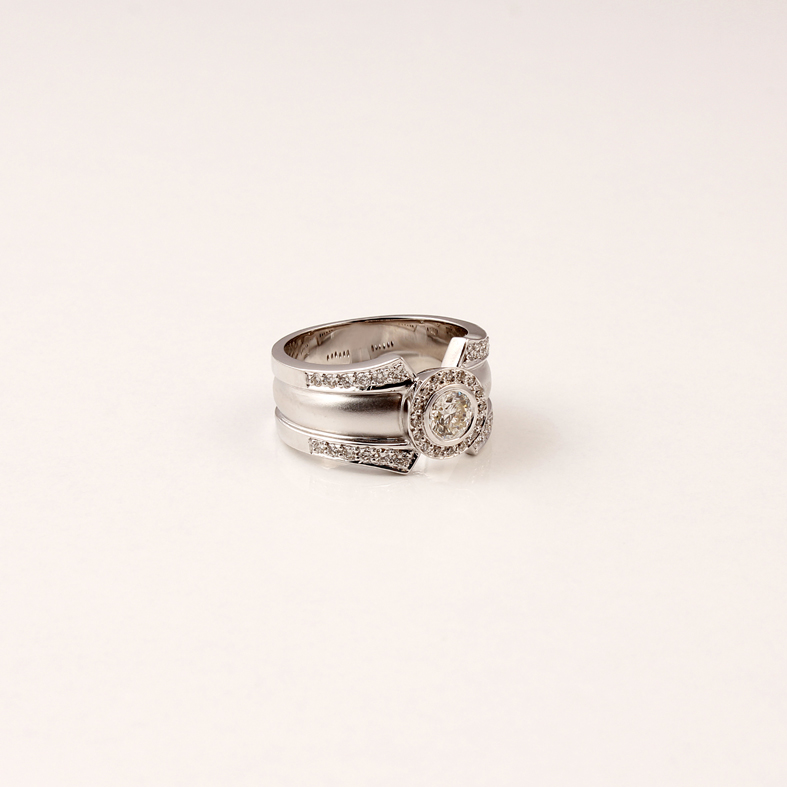 R0170A hvitt gull Ring med 0.94ct diamanter