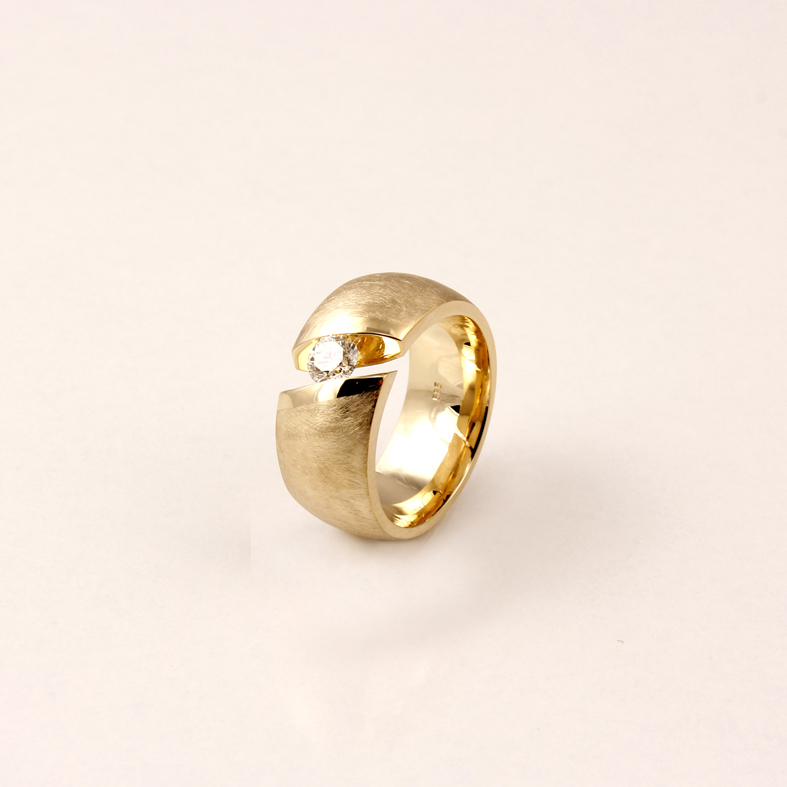 R021B gul Guld Ring med 0,41 ct diamant