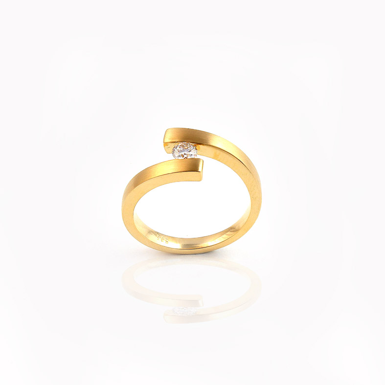 R023B gult gull Ring med 0,17 ct diamant