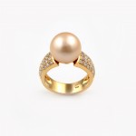 R06B gult gull Ring med Pearl og 1.09ct diamanter
