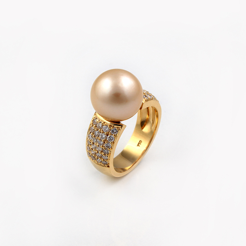 R06B Prsten od žutog zlata s biserom i dijamantima od 1,09 karata