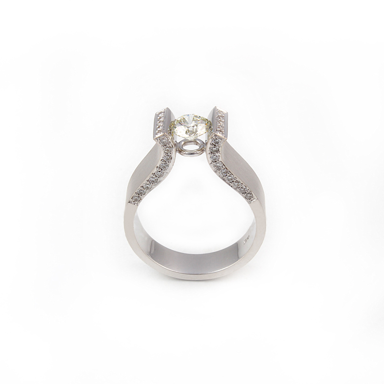 R07A Prsten s dijamantom od 1,15 karata izrađen po narudžbi od bijelog zlata