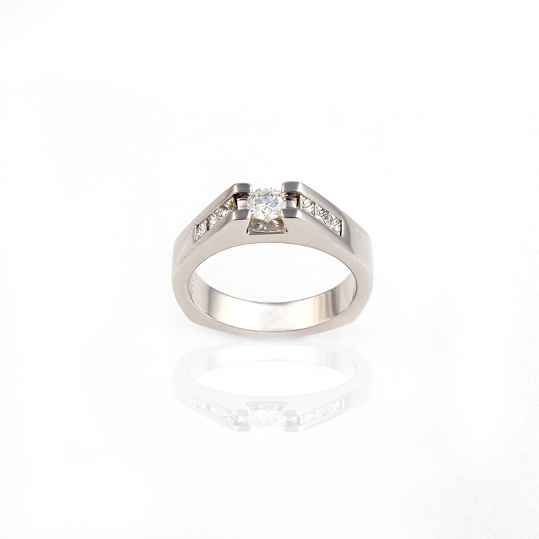 R139 hvitt gull Ring med 0,76 ct diamanter