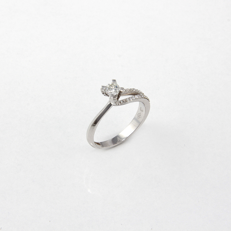 R185 hvitt gull Ring med 0.56ct diamanter