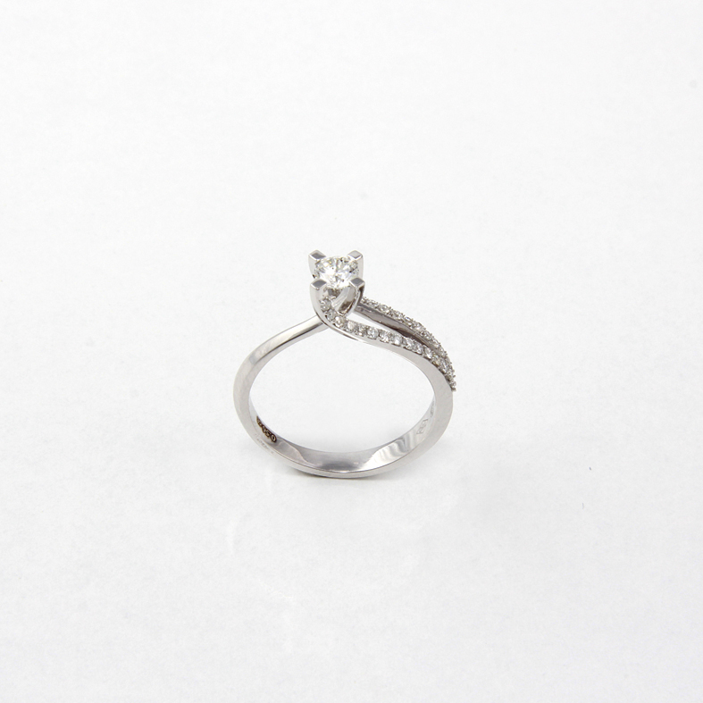 R185 fehérarany gyűrű 0,56 karátos gyémántokkal