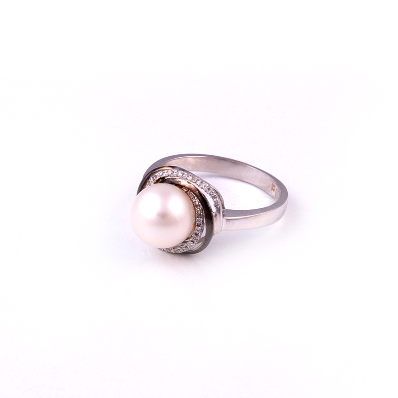 R19A Prsten od bijelog zlata s biserom i dijamantima od 0,10 karata