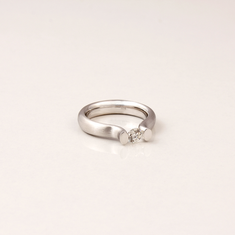 R222 кольцо из белого золота с бриллиантами 0,41 ct
