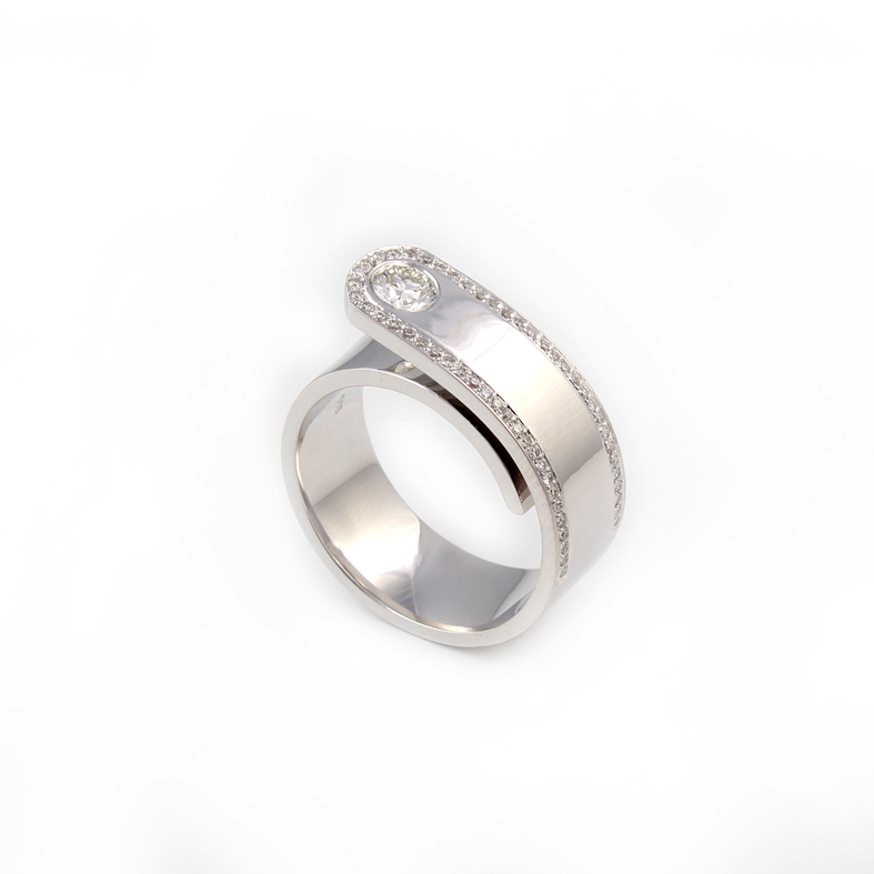 R300 кольцо из белого золота с бриллиантами 0,59 карата