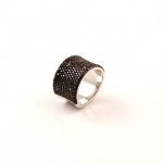 R505 fehérarany gyűrű 2,60 karátos fekete és 0,06 karátos fehér gyémántokkal.