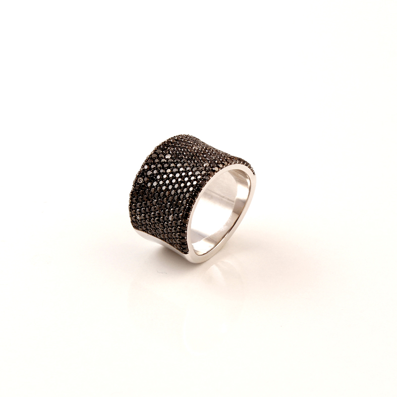 انگشتر طلای سفید R505 با الماس سیاه 2.60 عیار و الماس سفید 0.06 عیار.