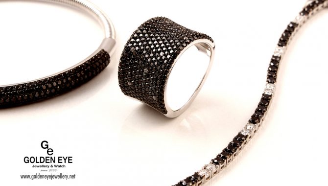 R505 hvitt gull Ring med 2,60 ct sort og 0,06 ct hvite diamanter.