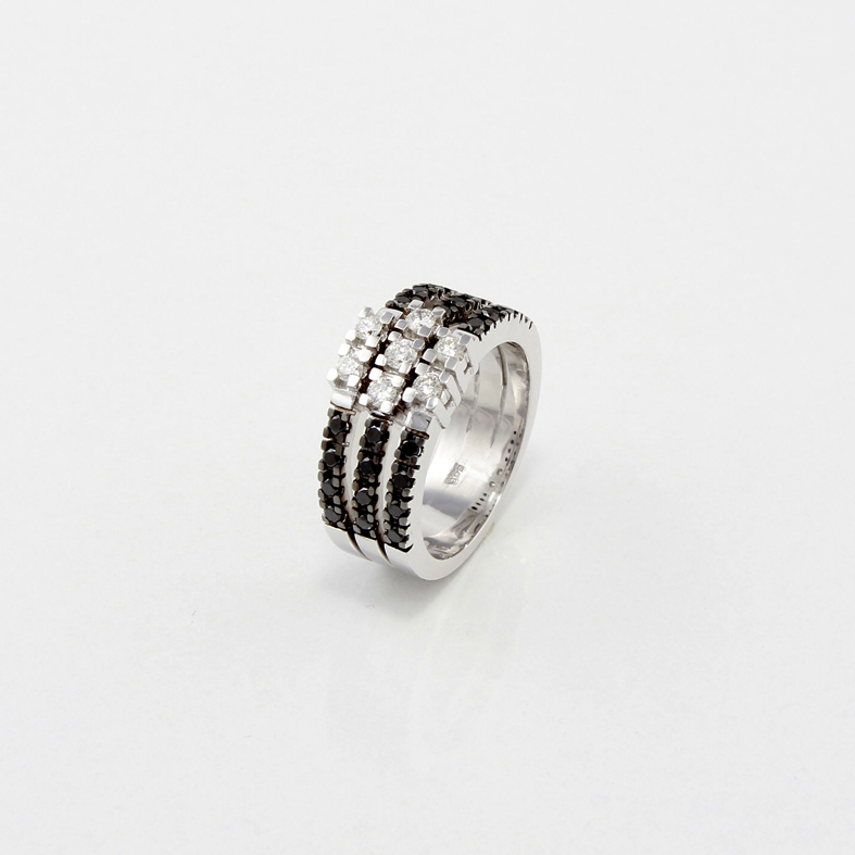 R540 White Gold Ring with 0.41ct Black and 0.28ct White Diamonds