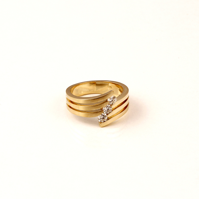 R610 prsteň zo žltého zlata s 0,41 ct diamantmi