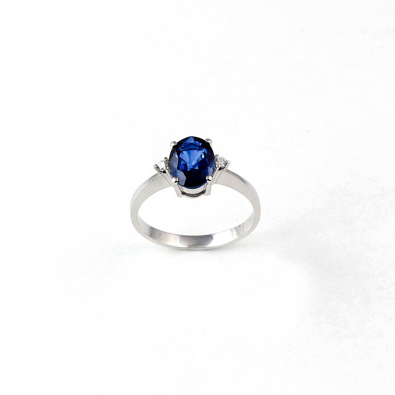 R0033F Prsten z bílého zlata s modrým safírem a diamanty