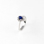 R013A prsteň z bieleho zlata s modrým zafírom a diamantmi