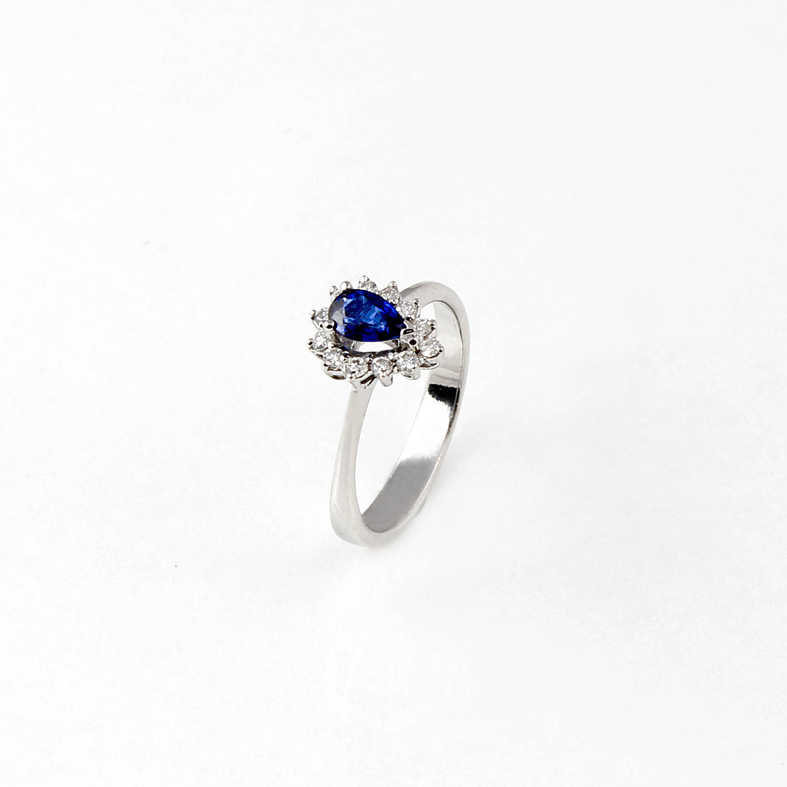 R013A fehérarany gyűrű kék ​​zafírral és gyémántokkal