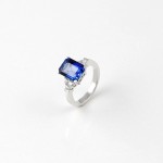 R033A Vitguldsring med Blue Saphire och diamanter