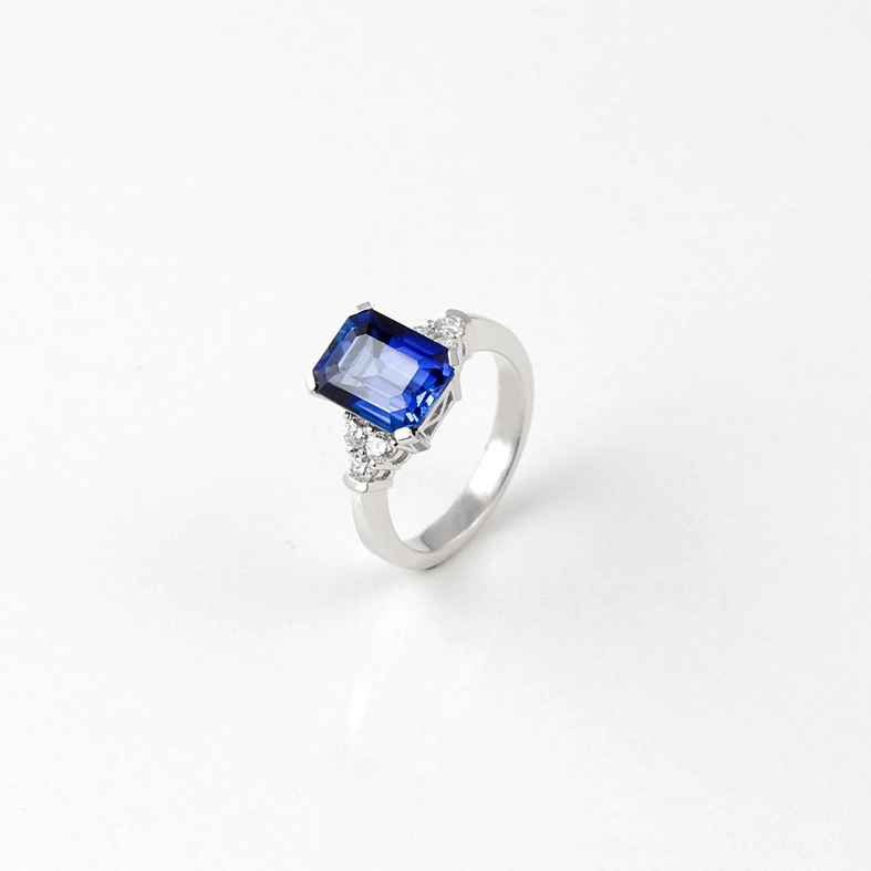 R033A White Gold Ring with Blue Saphire and Diamonds