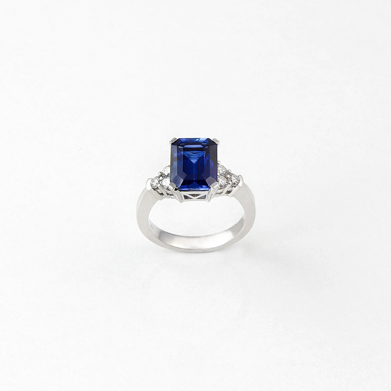 R033A White Gold Ring met blauwe Saphire en diamanten