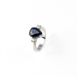 R033B Prsten od bijelog zlata s plavim safirom i dijamantima