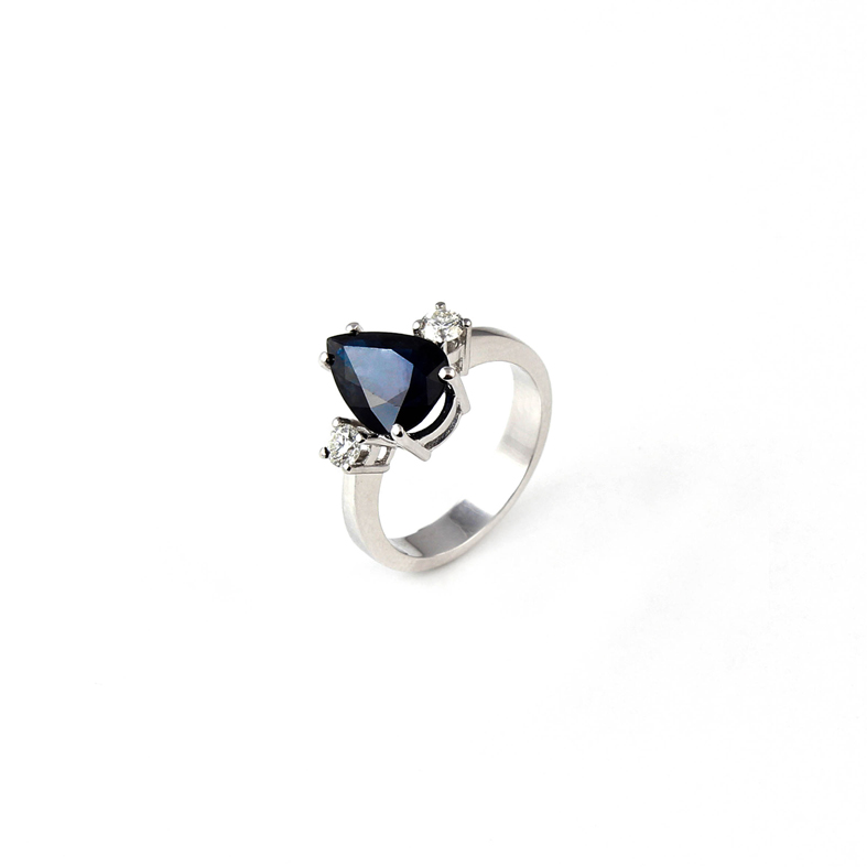 R033B White Gold Ring with Blue Saphire and Diamonds