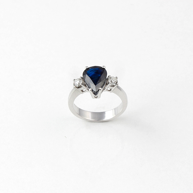 R033B Inel din aur alb cu safir albastru și diamante