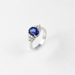 R033C fehérarany gyűrű kék ​​zafírral és gyémántokkal